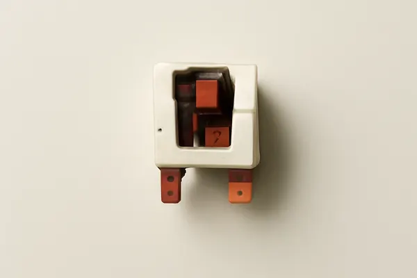zamena-puskozashchitnogo-rele.webp
